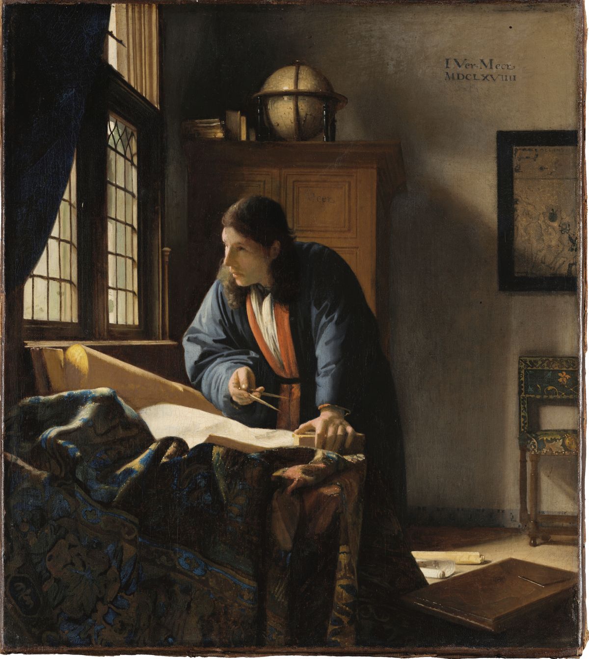 Johannes Vermeer, Le Géographe (1669) : un homme penché sur une carte tient un compas, près d’une fenêtre et d’un globe.